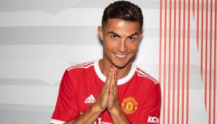 Cristiano Ronaldo posa con la playera del Manchester United