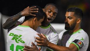 Jugadores de Juárez festejan un gol