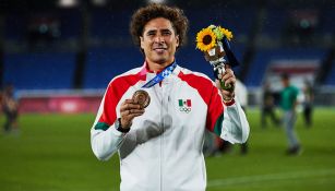 Memo Ochoa muestra su medalla de Bronce en Tokio 2020