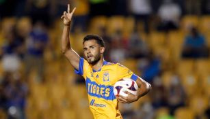 Diego Reyes festejando un gol con Tigres