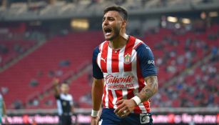 Alexis Vega en un partido con Chivas 