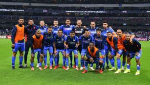 Jugadores de Cruz Azul en el duelo ante Rayados en la Concachampions