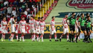 Jugadores de Necaxa en lamento