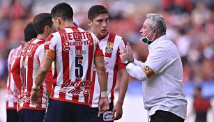 Víctor Manuel Vucetich da instrucciones a jugadores de Chivas 
