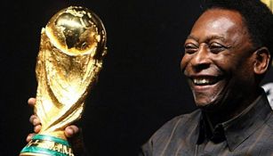 Pelé posando junto a la Copa del Mundo 