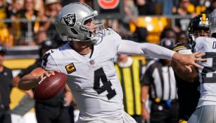 Derek Carr en acción con Raiders