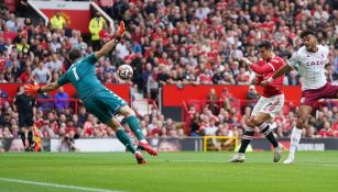 'Dibu' Martínez frente a tiro de Cristiano Ronaldo en la Premier League