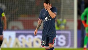 Lionel Messi durante un duelo con el PSG