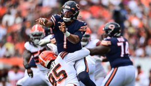 Justin Fields en acción ante Cleveland