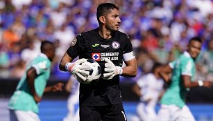 Jesús Corona en partido con Cruz Azul