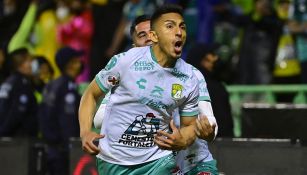 Ángel Mena festeja un gol con León 