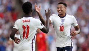 Jesse Lingard junto a Saka durante partido