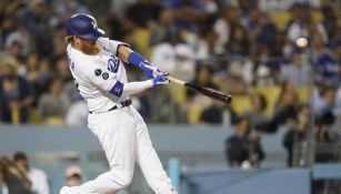 Justin Turner conecta un jonrón durante la cuarta entrada 