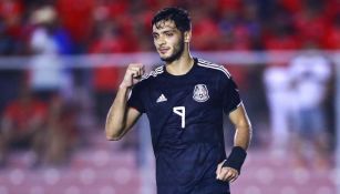 Raúl Jiménez en un partido con la Selección Mexicana