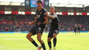 Raúl Jiménez festejando en un partido con los Wolves