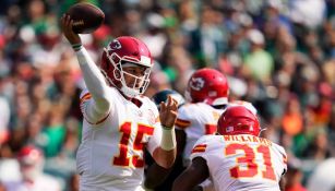 Mahomes en un pase con los Chiefs