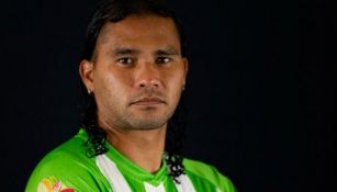 Gullit Peña posa con la playera del Antigua GFC 