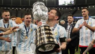 Lionel Messi besa el trofeo de la Copa América 2021