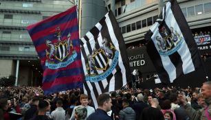 Aficionados del Newcastle celebrando la venta de su equipo