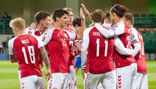 Jugadores daneses celebrando un gol vs Moldavia