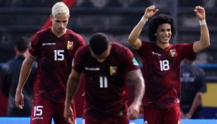 Futbolistas venezolanos festejando un gol a favor
