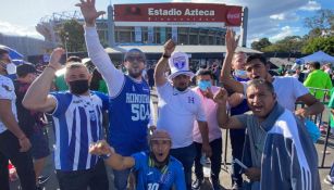 Aficionados hondureños a las afueras del Estadio Azteca