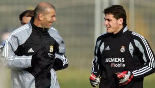 Zinedine Zidane e Iker Casillas en una práctica del Real Madrid