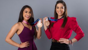 Alejandra Orozco y Gabriela Agúndez posan con su medalla 
