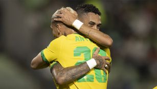 Jugadores de Brasil festejan un gol