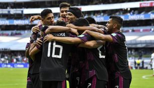 Jugadores de la Selección Mexicana celebran un gol