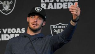 Derek Carr en conferencia de prensa