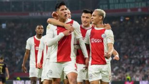 Edson Álvarez celebrando un gol con el Ajax