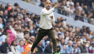 El entrenador español Josep Guardiola dirigiendo