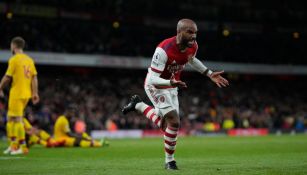 Lacazette en festejo con Arsenal