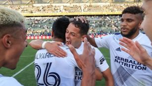 Chicharito y Efraín celebran durante un partido del Galaxy