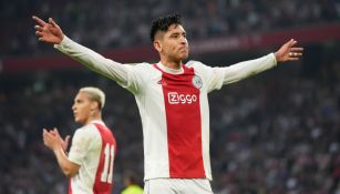 Edson Álvarez durante un partido con Ajax