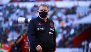 Gerardo Martino durante un partido con México