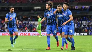 Jugadores de Cruz Azul festejan un gol en el Azteca 