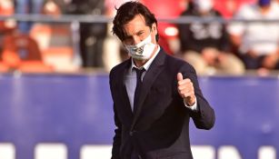 Solari camina en un partido del América