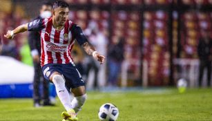 Alexis Vega en acción con las Chivas