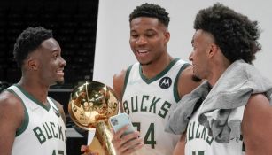 Giannis Antetokounmpo y sus compañeros en festejo 