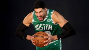 Enes Kanter, de los Celtics de Boston, posando para una foto 