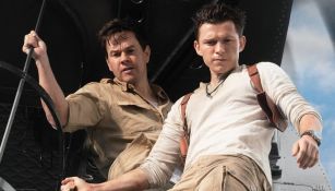 Tom Holland y Mark Wahlberg en la película de Uncharted