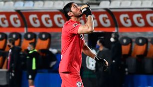 Jesús Corona mira al cielo previo a un juego