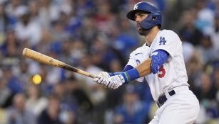 Chris Taylor observa su jonrón de dos carreras en la segunda entrada