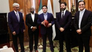 Samuel García con dirigentes de Nuevo León y de la NFL