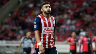 Alexis Vega en un partido con Chivas