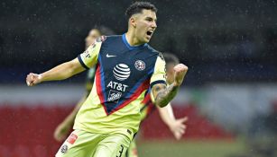 Jorge Sánchez en festejo con América