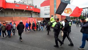 Aficionados del Manchester United a las afueras de Old Trafford