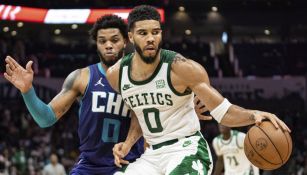 Miles Bridges y Jayson Tatum sobre la duela